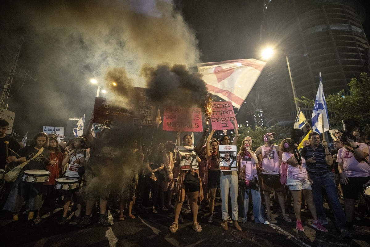 İsrail'in başkenti Tel Aviv'de toplanan binlerce kişi, Başbakan Binyamin Netanyahu liderliğindeki...