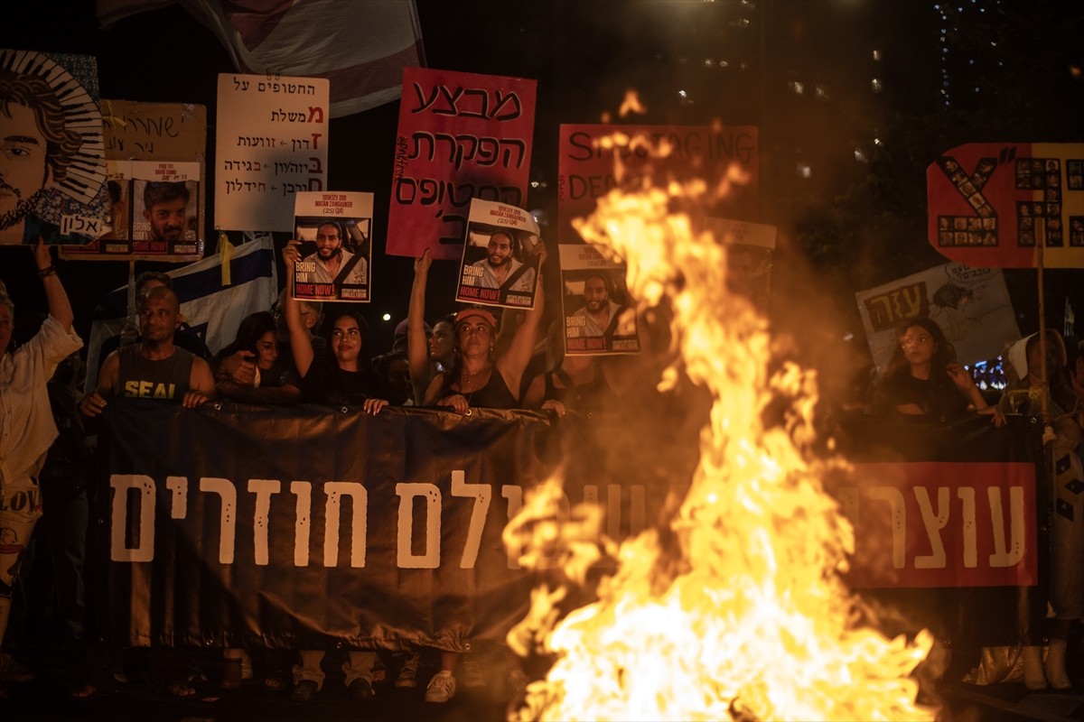 İsrail'in başkenti Tel Aviv'de toplanan binlerce kişi, Başbakan Binyamin Netanyahu liderliğindeki...