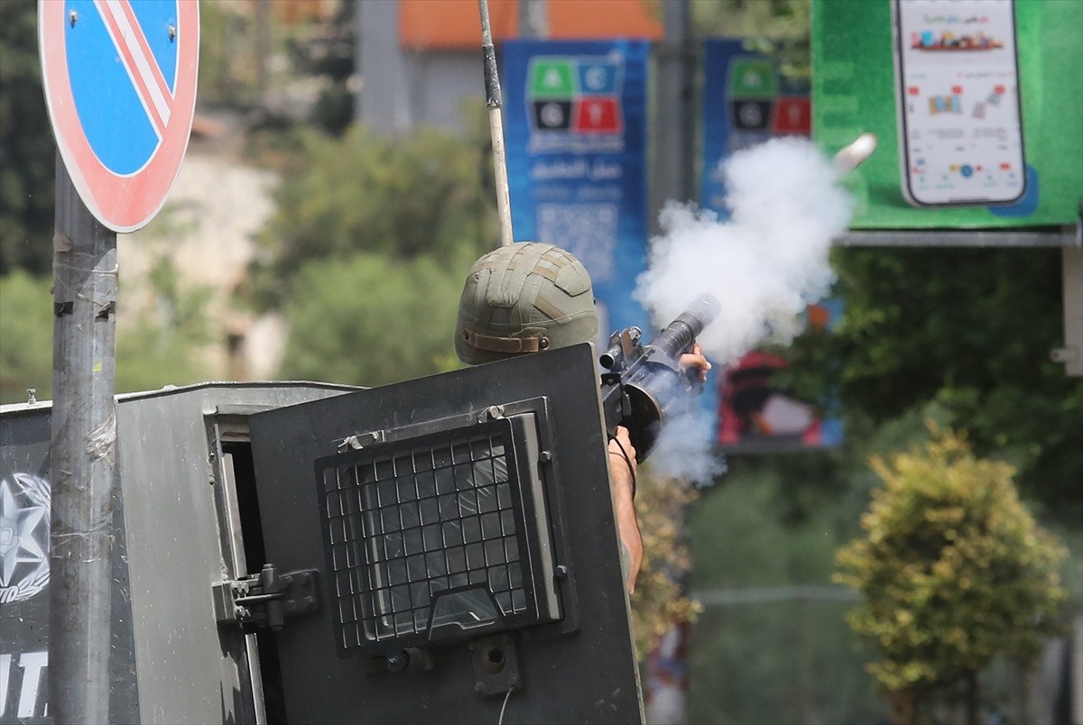 İsrail ordusu, işgal altındaki Batı Şeria'nın kuzeyindeki Nablus kentine baskın düzenledi. Baskına...