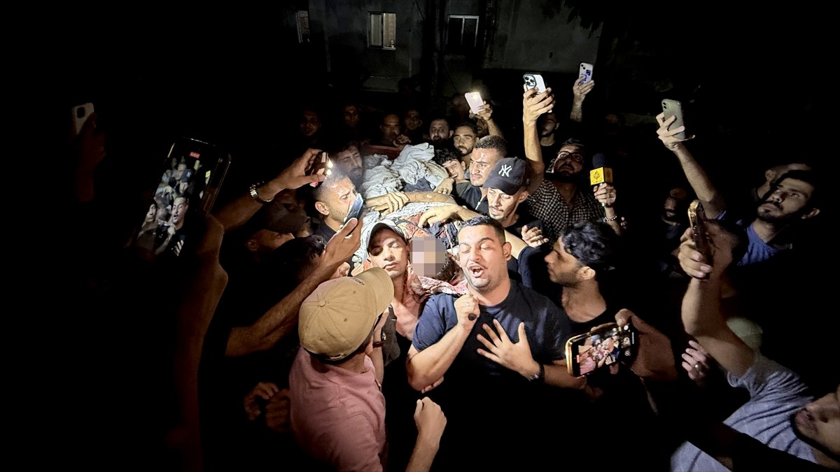 İsrail ordusunun, Şifa Hastanesi çevresinde gazetecilerin çadırına düzenlediği saldırıda Katar...