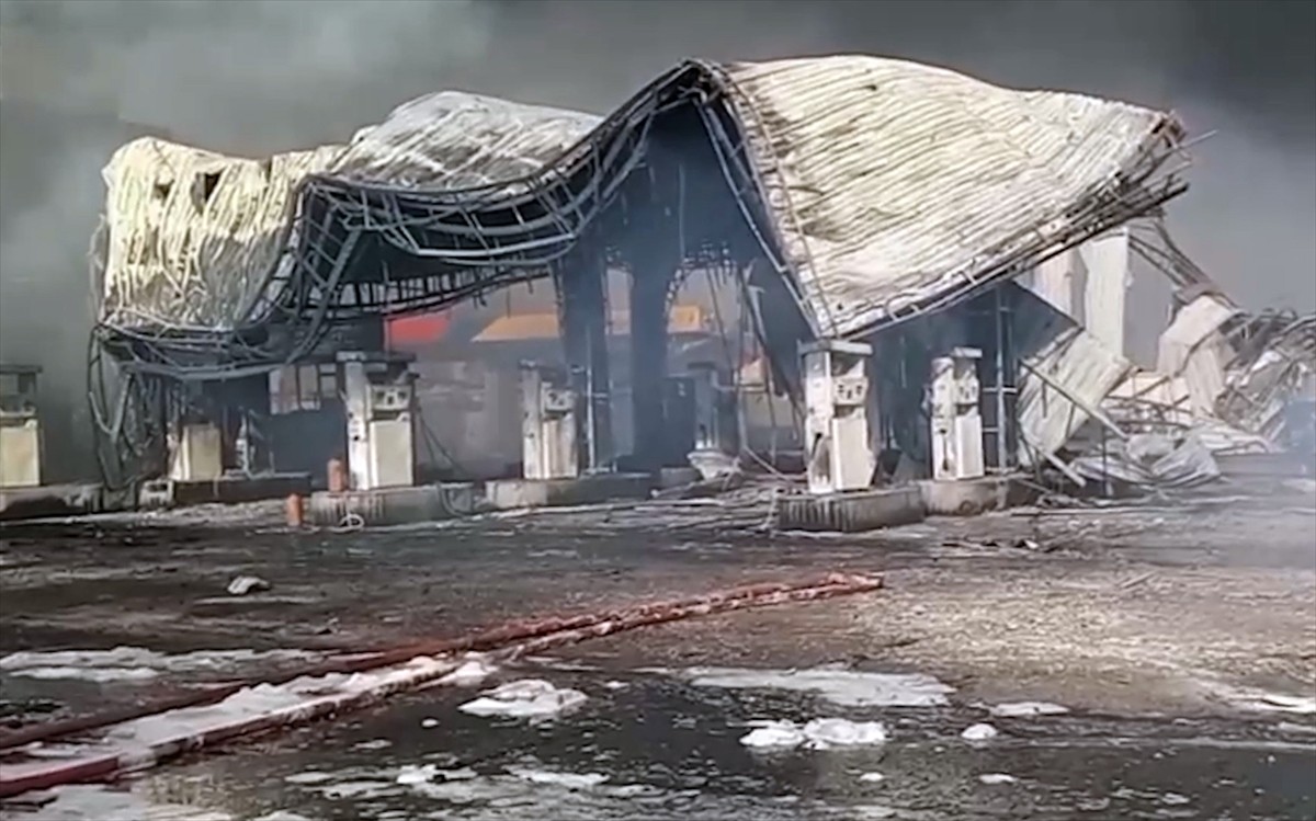 İsrail ordusunun Yemen’in başkenti Sana’da yakıt deposuna düzenlediği hava saldırısında 2 kişi...