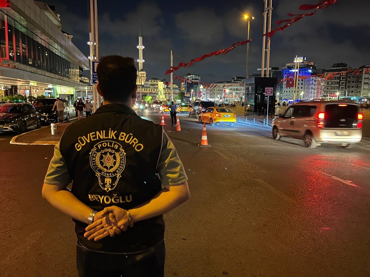 İstanbul'da polis ekipleri, asayişin sağlanması ve suçların önlenmesi amacıyla "huzur" uygulaması...