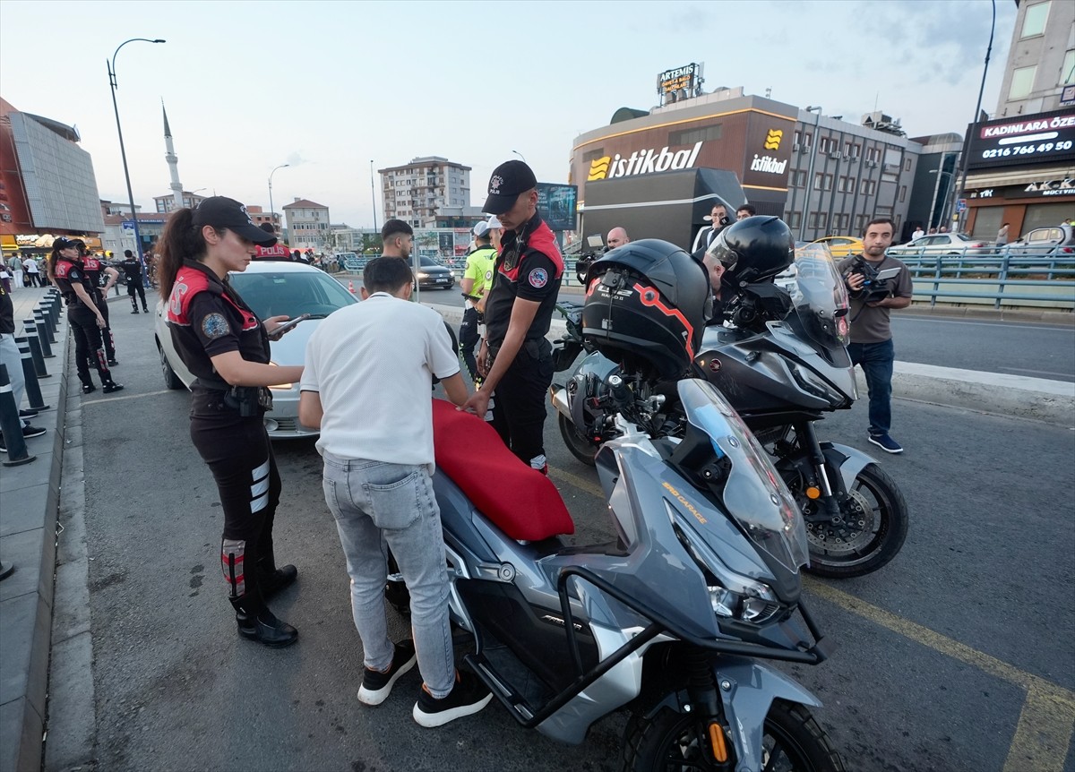 İstanbul Emniyet Müdürlüğü ekiplerince, suçla mücadele kapsamında, narkotik ve genel asayiş...