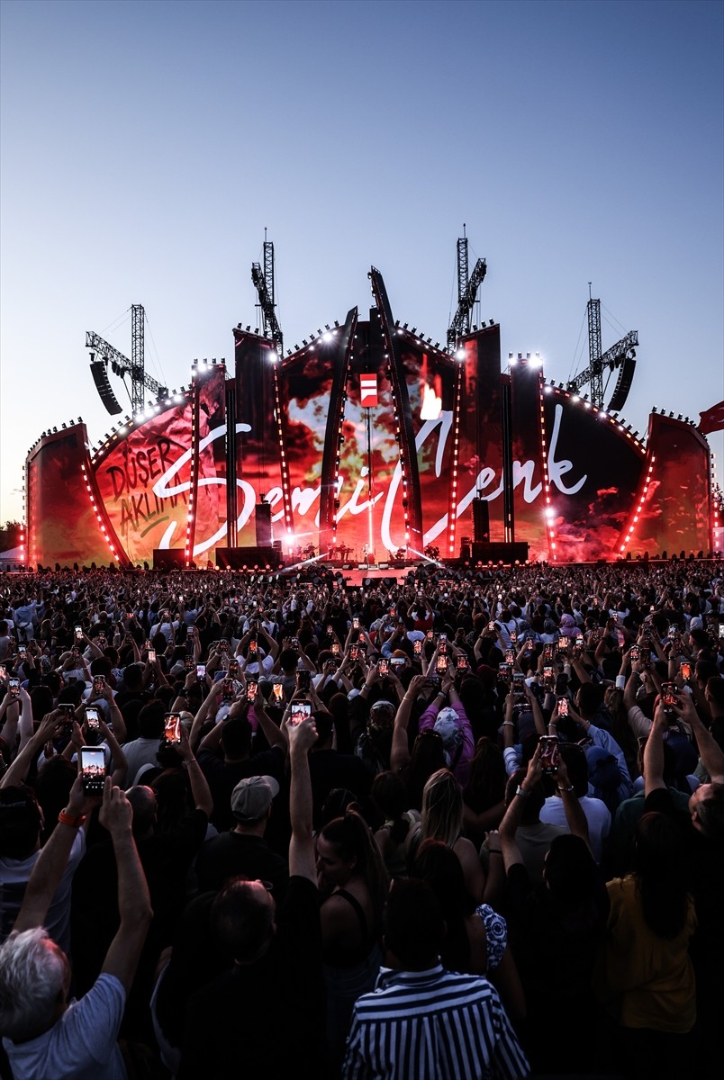 İstanbul Festivali kapsamında, Festival Park Yenikapı'da düzenlenen konserde Semicenk ve Yıldız...