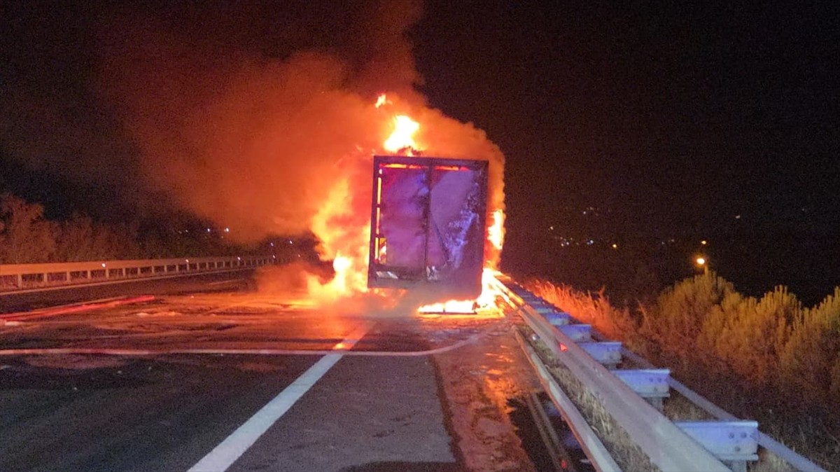 İstanbul-İzmir Otoyolu'nda, Bursa'nın Orhangazi ilçesi sınırlarında seyir halindeyken yanmaya...