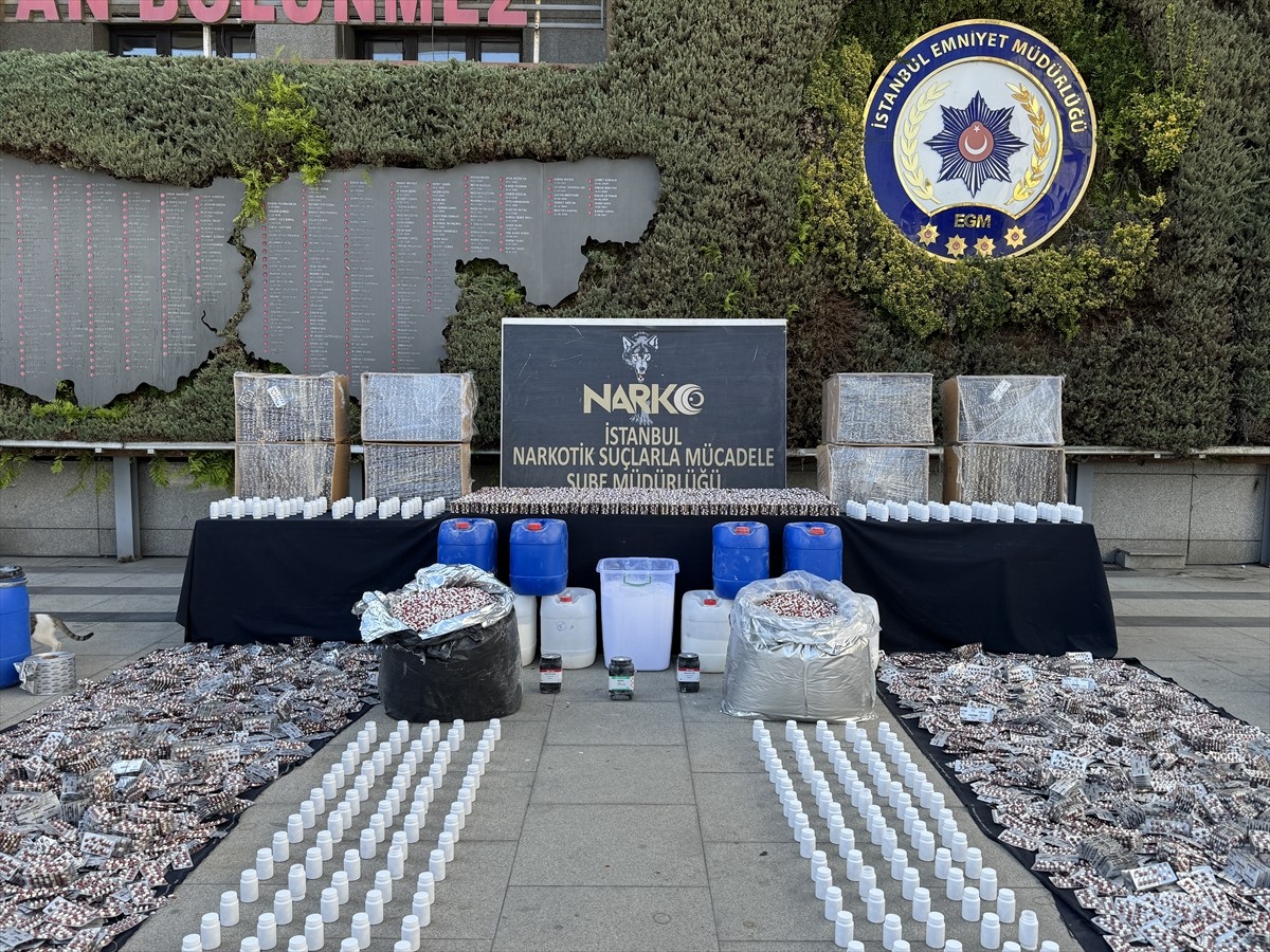 İstanbul ve Kocaeli'de 3 milyon 40 bin 771 uyuşturucu hap ile 52,5 kilogram katkı maddesinin ele...
