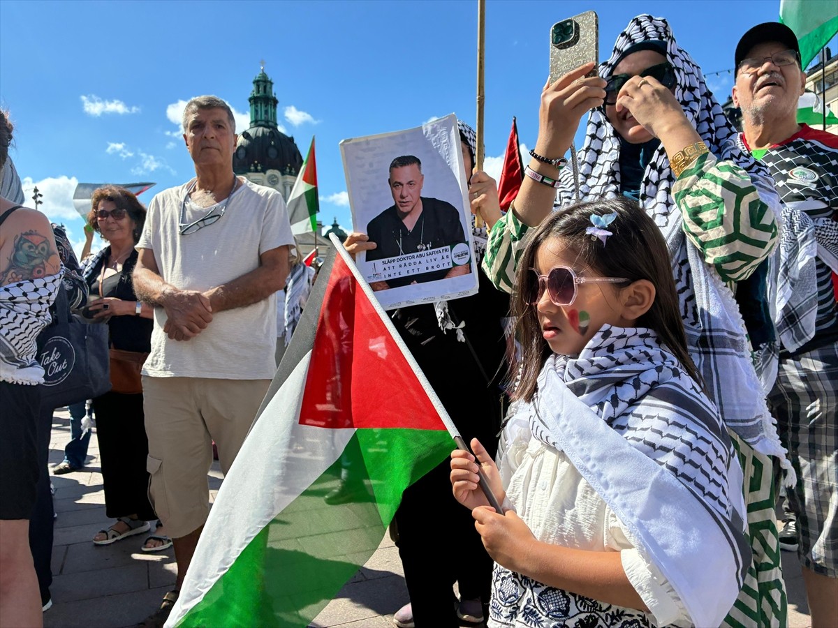 İsveç'in başkenti Stockholm'de bir araya gelen protestocular, İsrail’in Gazze Şeridi’nde yürüttüğü...