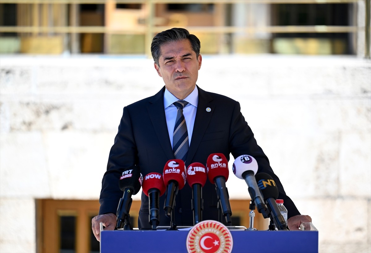 İYİ Parti Grup Başkanvekili Mehmet Satuk Buğra Kavuncu, TBMM basın kapısında gazetecilere...