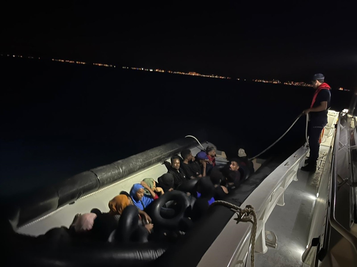 İzmir'de denizde ve karada 83 düzensiz göçmen yakalandı, göçmen kaçakçısı olduğu iddiasıyla 1...