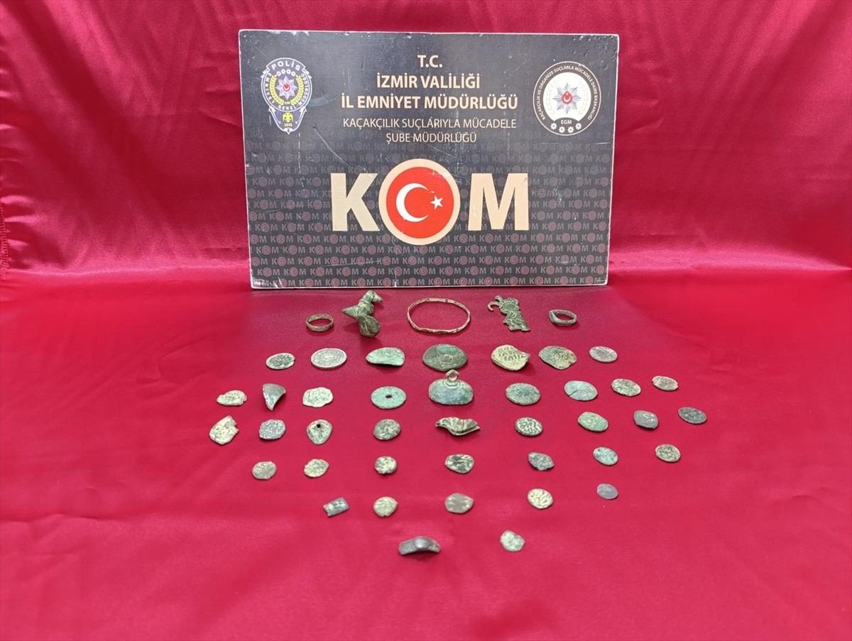 İzmir'de düzenlenen kaçakçılık operasyonlarında 1 milyon 93 bin içi doldurulmuş makaron, 3 bin 887...