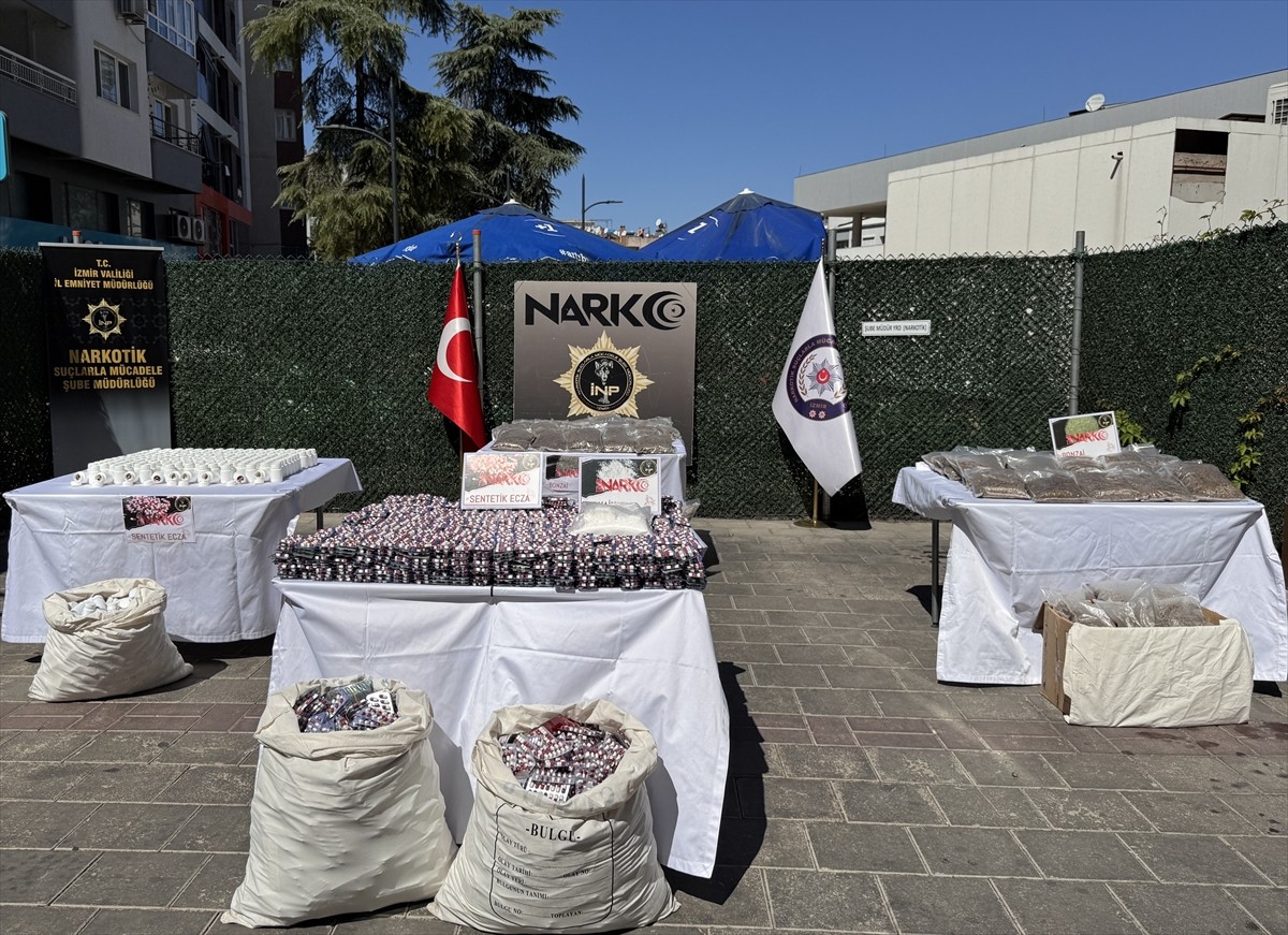 İzmir'de düzenlenen uyuşturucu operasyonlarında gözaltına alınan 228 şüpheliden 133'ü tutuklandı....