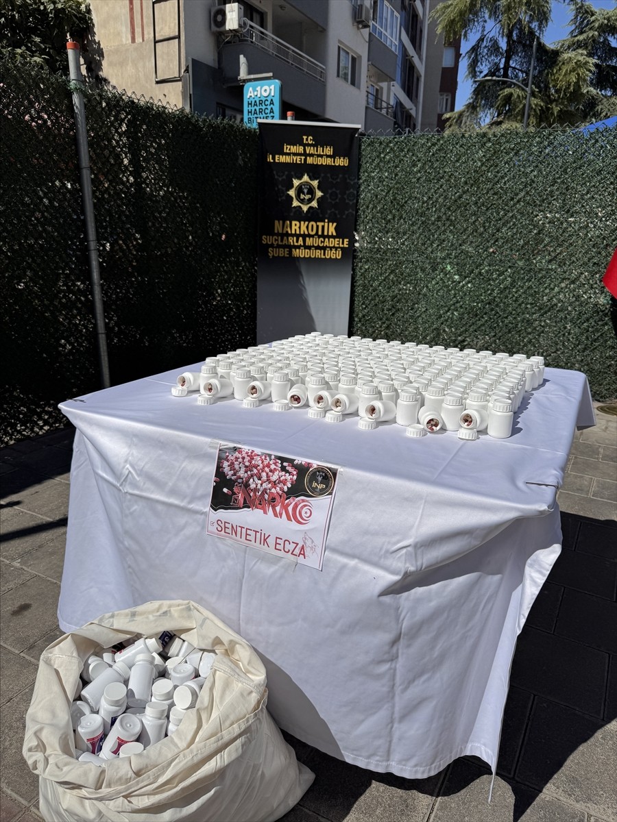 İzmir'de düzenlenen uyuşturucu operasyonlarında gözaltına alınan 228 şüpheliden 133'ü tutuklandı....