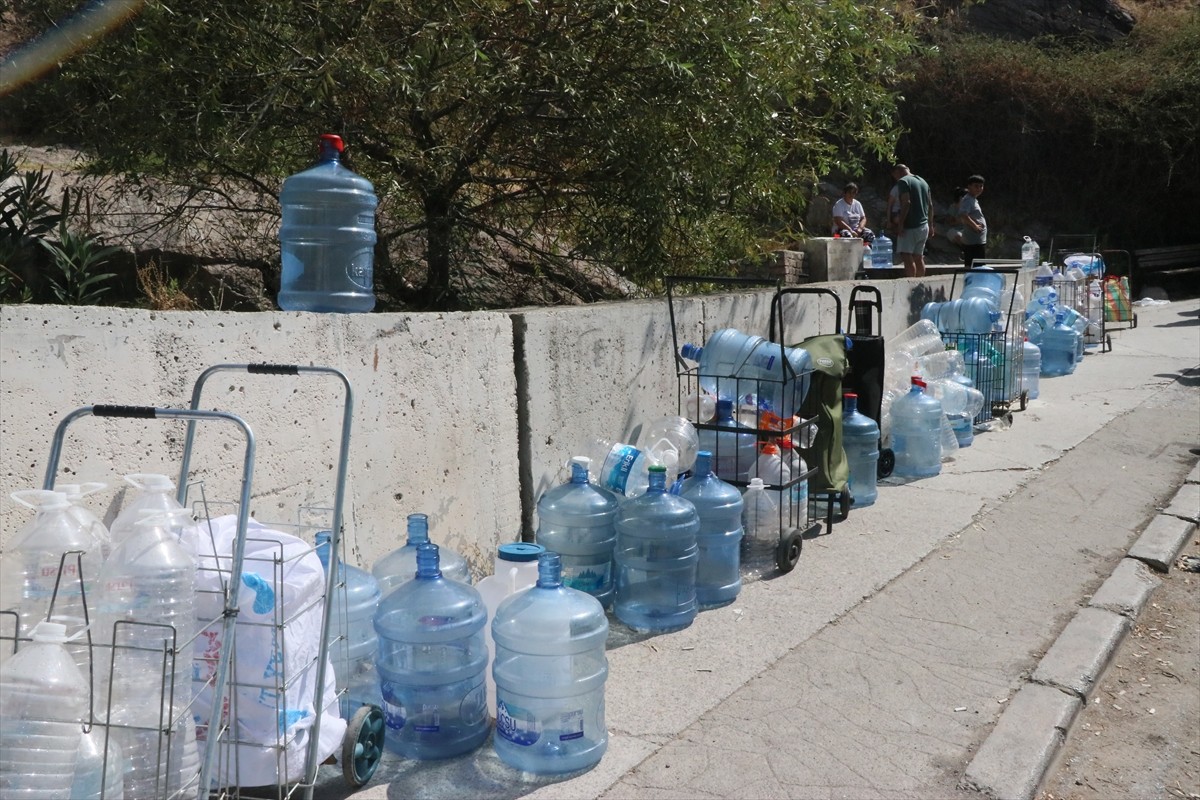 İzmir'de isale hattındaki arıza nedeniyle 8 ilçede zorunlu olarak uygulanan 32 saatlik su...