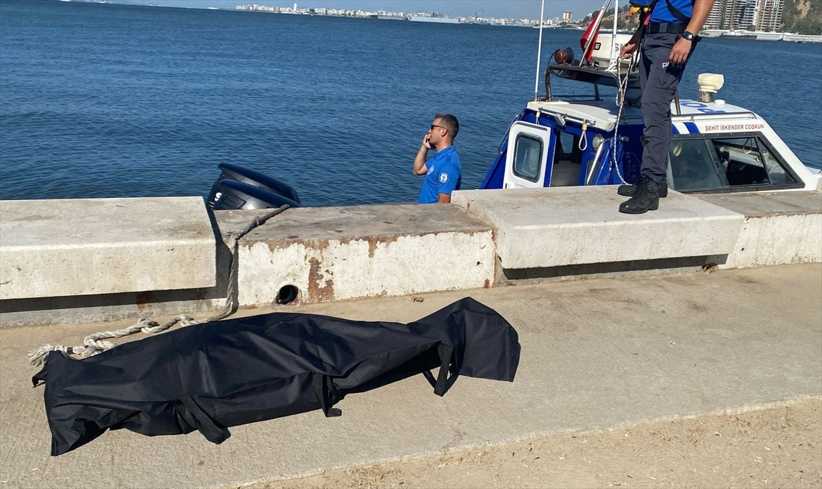 İzmir'in Bayraklı ilçesinde denizde erkek cesedi bulundu. Üzerinden kimlik çıkmayan ceset...