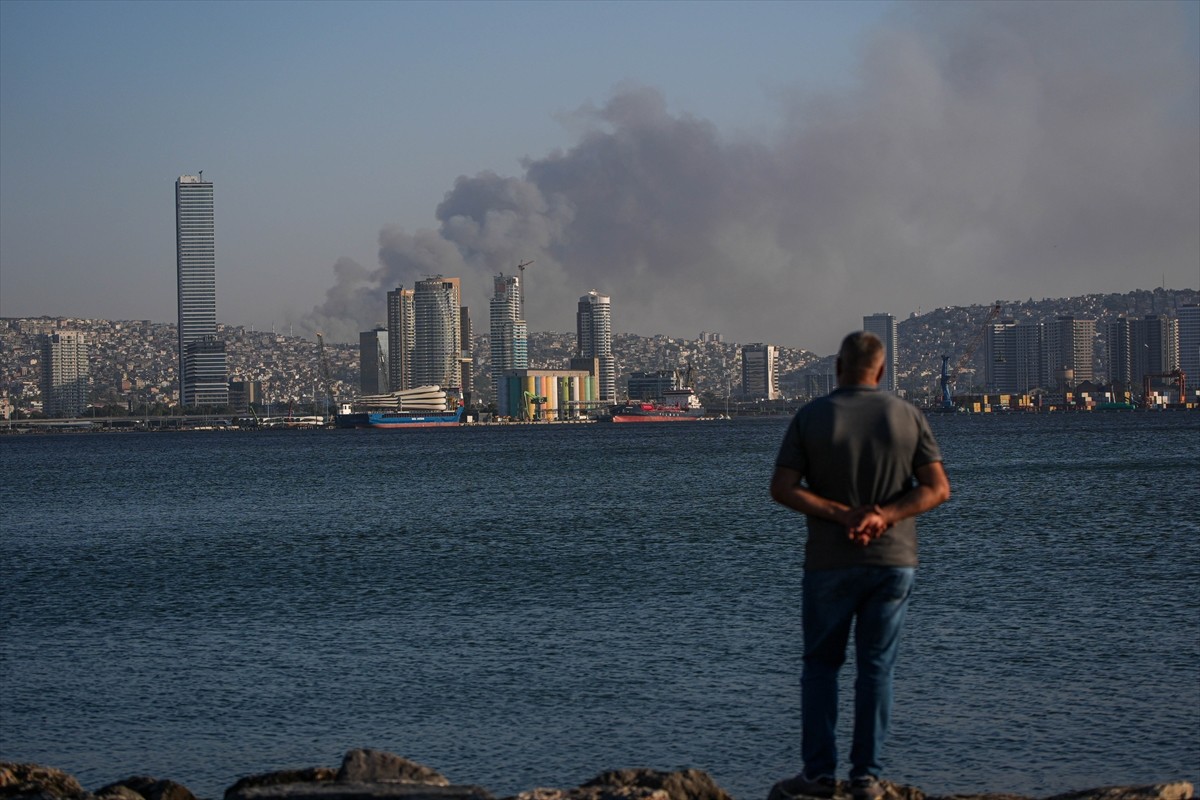 İzmir'in Buca ilçesinde bir minibüste çıkan ve ormanlık alana sıçrayan yangın, Bayraklı...