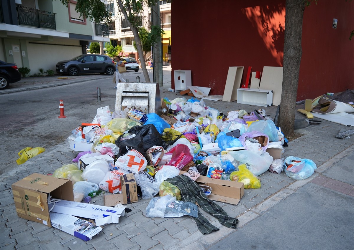 İzmir'in Karşıyaka ilçesinde biriken çöp yığınları ve oluşan kötü koku vatandaşların tepkisini...