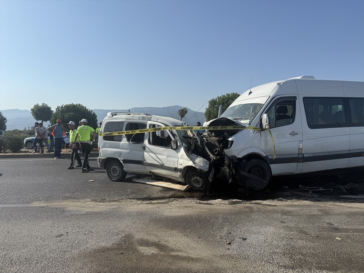 İzmir'in Kemalpaşa ilçesinde servis minibüsü ile hafif ticari aracın çarpışması sonucu 1 kişi...