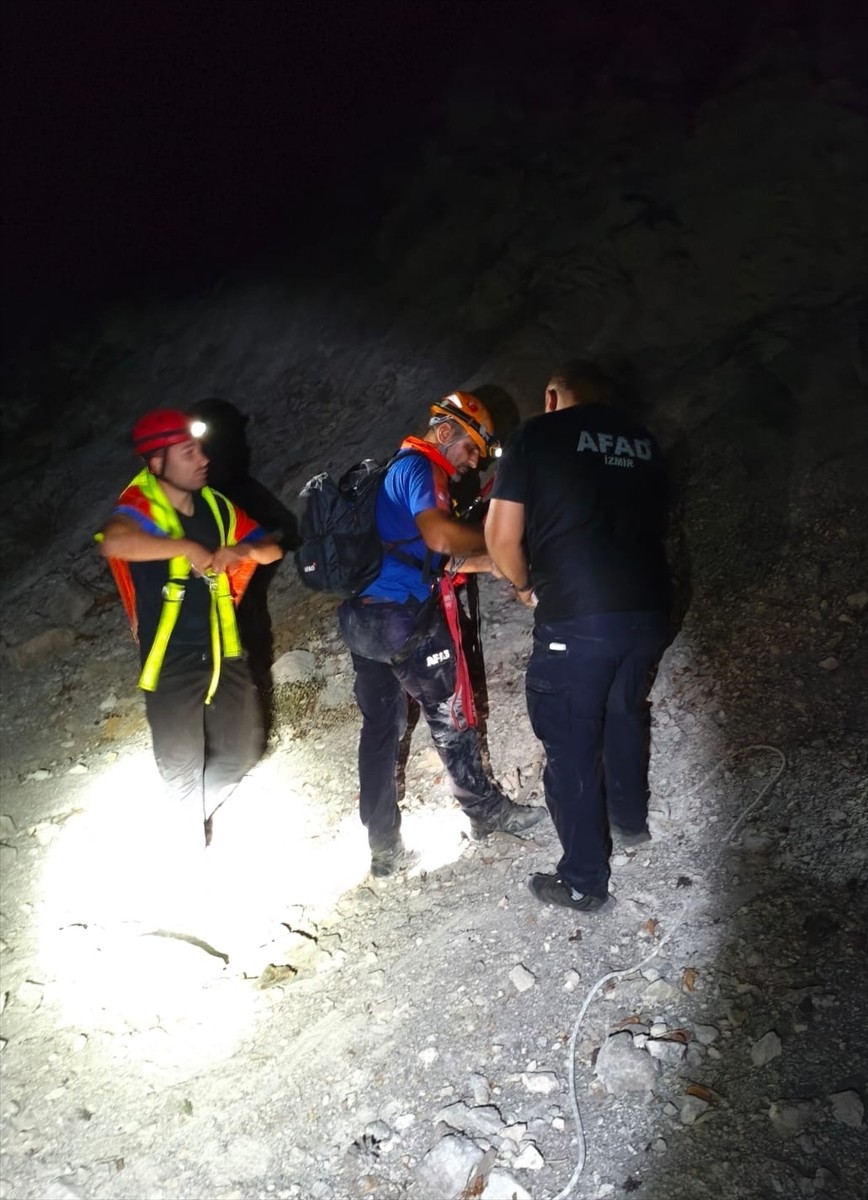 İzmir'in Kemalpaşa ilçesinde yürüyüş yaptıkları sırada kayalıklarda mahsur kalan 3 kişi, AFAD ve...