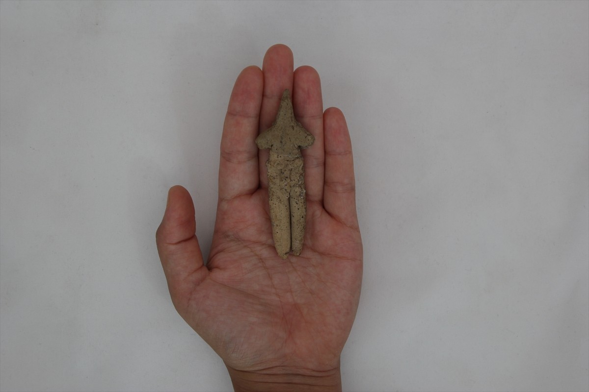 İzmir'in Kemalpaşa ilçesindeki Ulucak Höyüğü'nde yürütülen kazılarda, 8 bin yıllık olduğu...