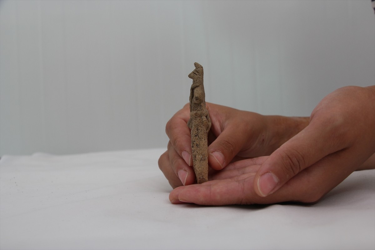 İzmir'in Kemalpaşa ilçesindeki Ulucak Höyüğü'nde yürütülen kazılarda, 8 bin yıllık olduğu...