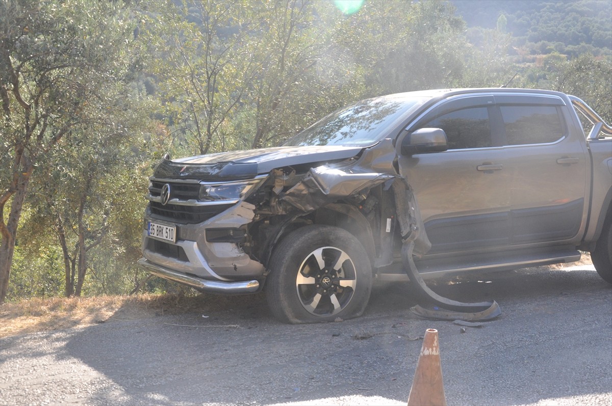  İzmir'in Ödemiş ilçesinde pikapla motosikletin çarpıştığı kazada 1 kişi öldü, 1 kişi...