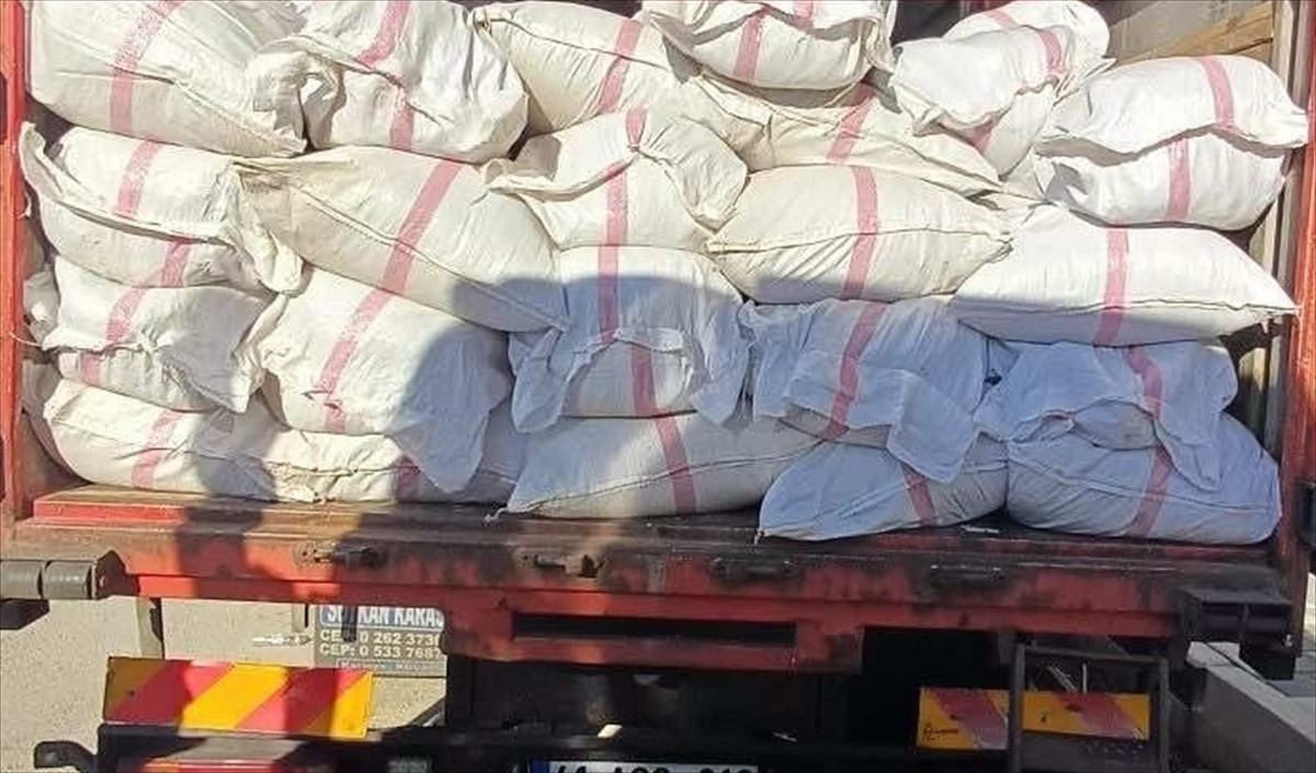 İzmir'in Torbalı ilçesinde düzenlenen kaçakçılık operasyonunda 4 şüpheli gözaltına alındı....