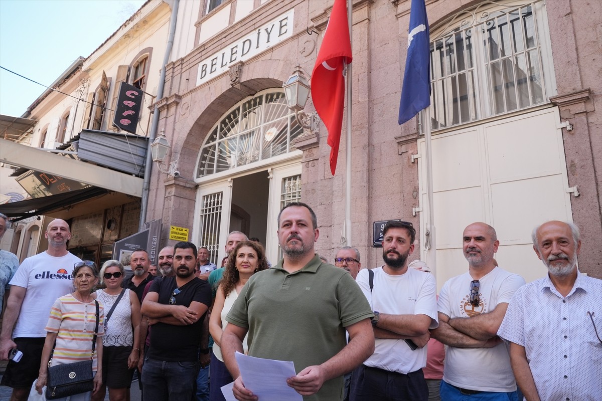  İzmir Büyükşehir Belediyesinin başlattığı konut projeleri ilerlemediği için evlerine kavuşamayan...