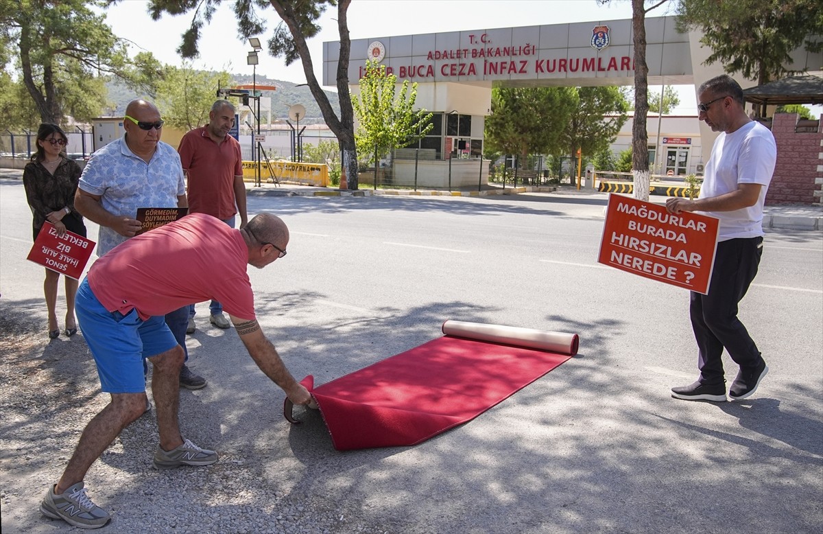 İzmir Büyükşehir Belediyesinin başlattığı konut projeleri ilerlemediği için evlerine kavuşamayan...
