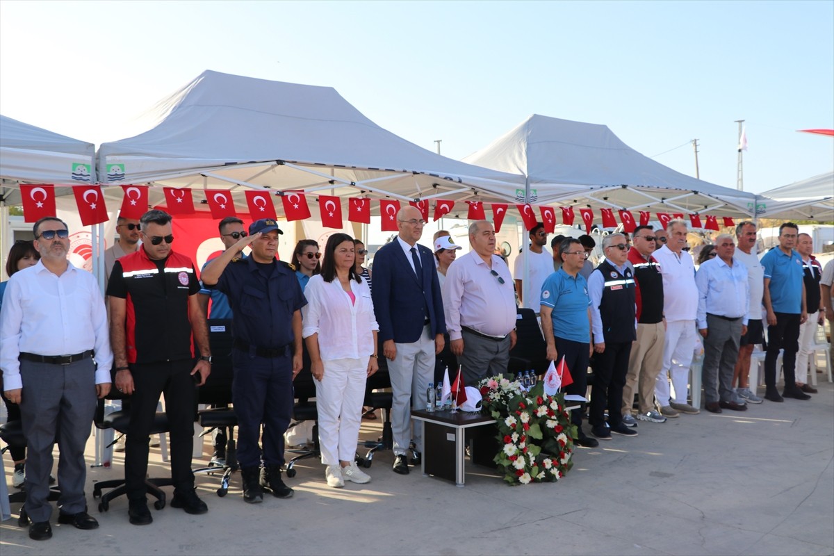 İzmirli balıkçılar yaklaşık 5 ay süren aranın ardından gece yarısından itibaren "vira bismillah"...