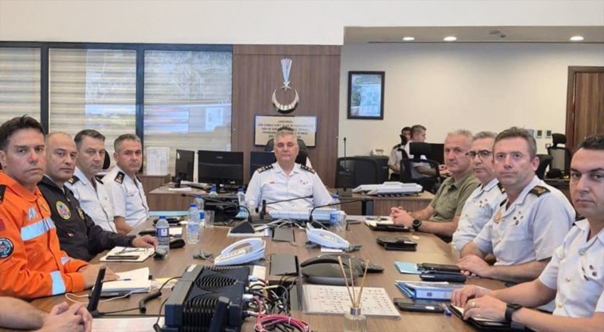 Jandarma Genel Komutanlığı, Balıkesir'de meydana gelen depremin ardından bölgede 2 helikopter, 1...