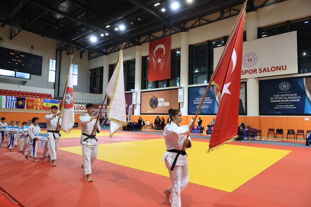 Judoda 21 Yaş Altı Balkan Şampiyonası, Edirne'de başladı. Edirne Spor Salonu'ndaki organizasyona...