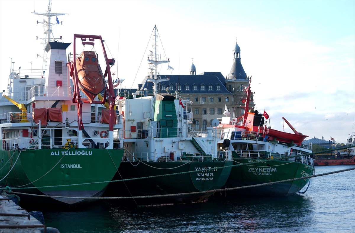 Kadıköy'de kıyıda demirli gemide çıkan yangın itfaiye ekiplerince söndürüldü.
