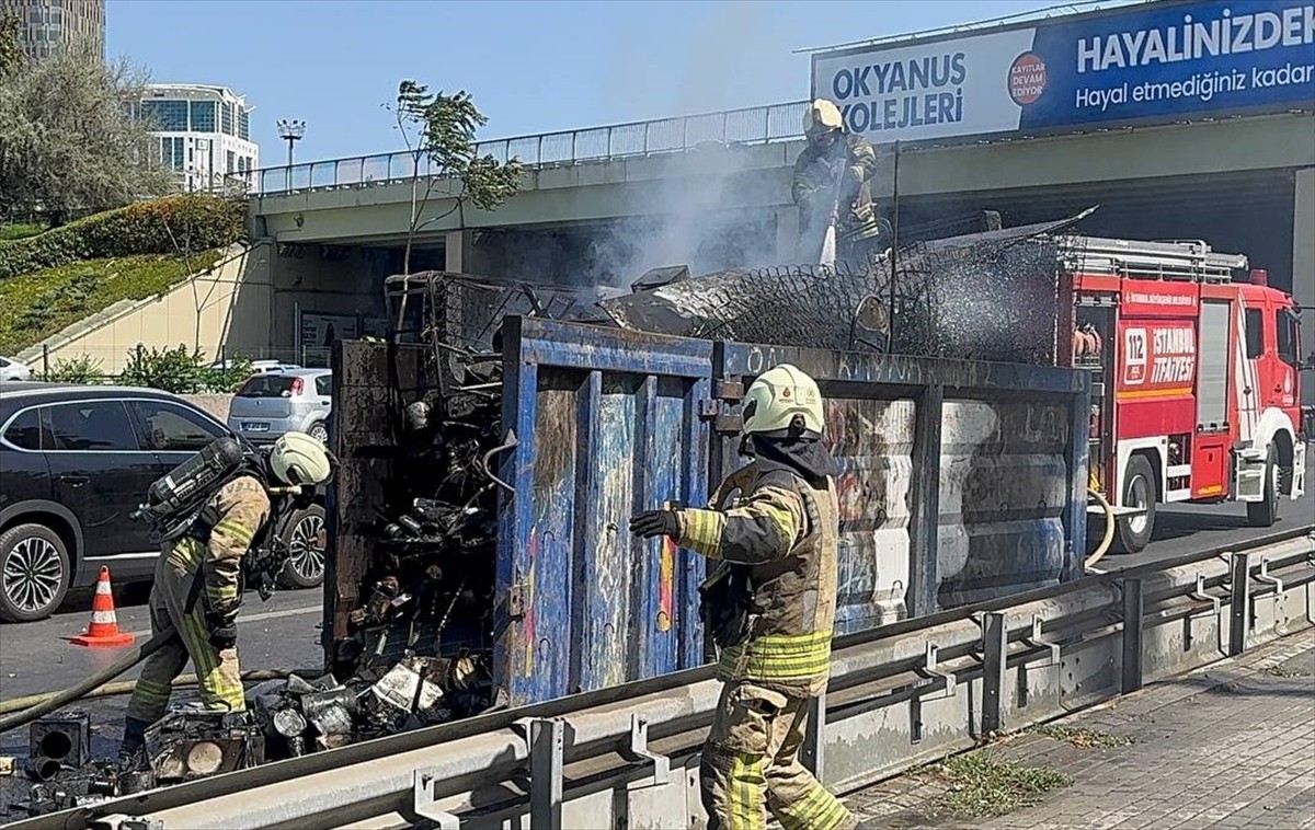 Kadıköy'de seyir halindeki kamyonetin dorsesinde çıkan yangın, itfaiye ekiplerince...