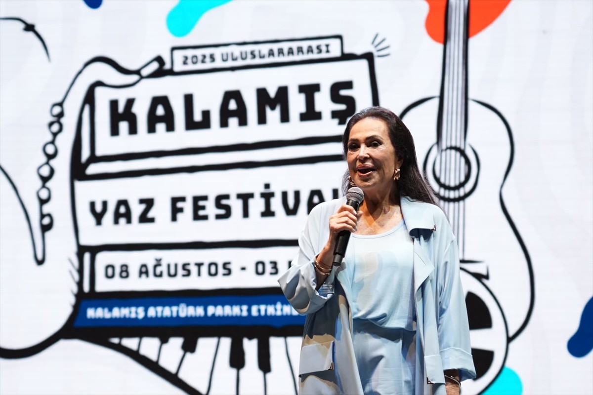 Kadıköy Belediyesinin bu yıl 5'incisini düzenlediği Uluslararası Kalamış Yaz Festivali, "Selvi...