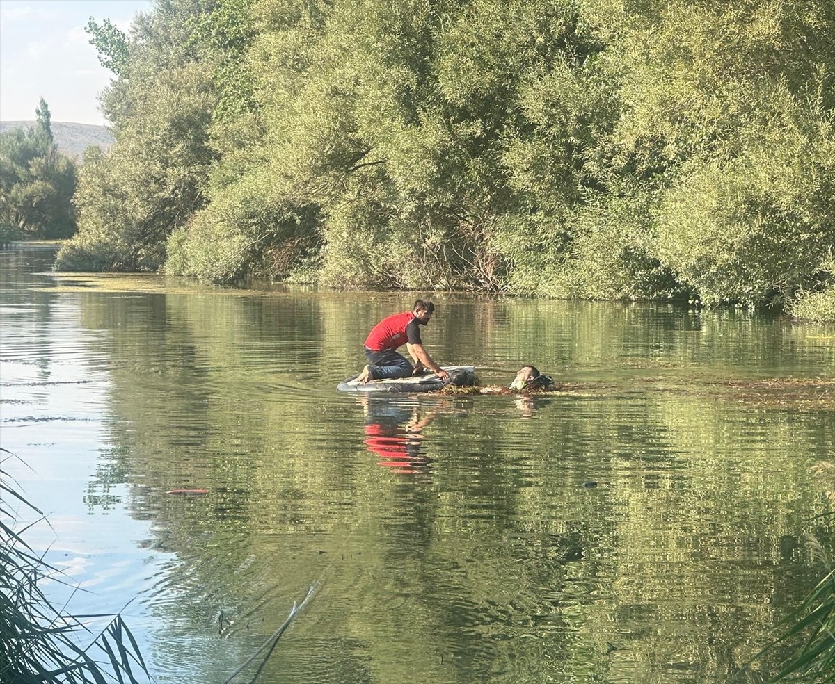 Kahramanmaraş'ın Elbistan ilçesinde, balık tutmaya çalışırken Ceyhan Nehri'ne düşen kişi boğuldu....