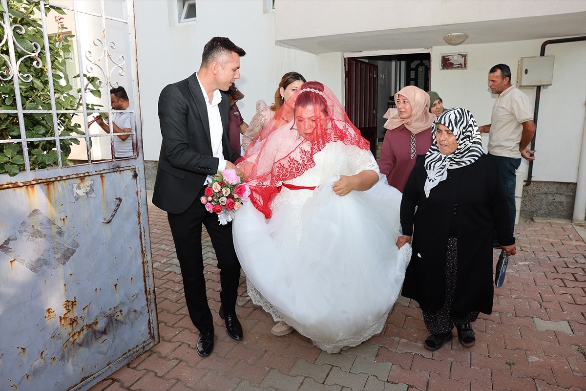 Kahramanmaraş'ın Göksun ilçesinde, engelli Hatice Alkan'ın düğün ve gelinlik giyme hayali temsili...
