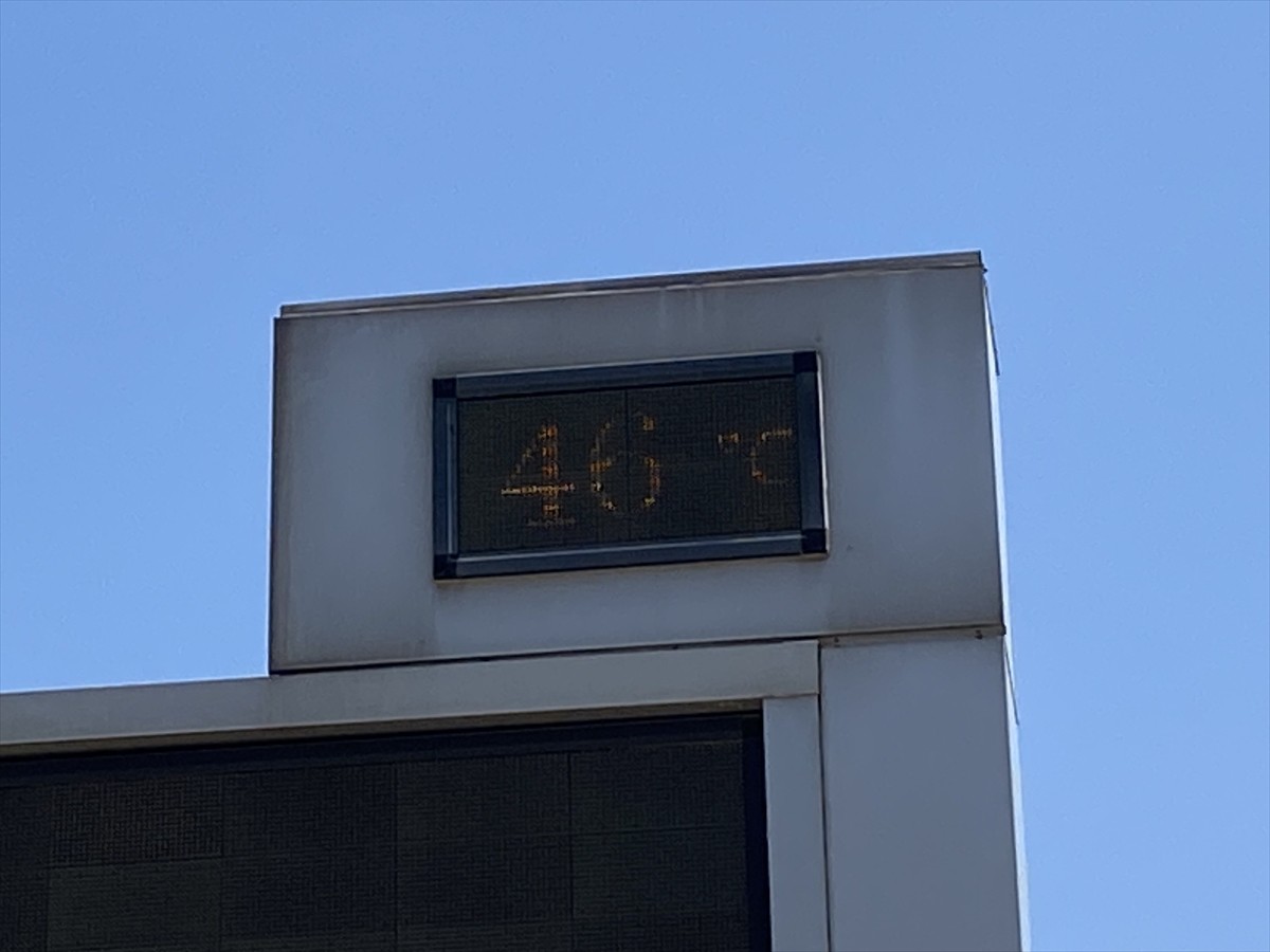  Kahramanmaraş'ta mevsim normallerinin üstünde seyreden sıcak hava, günlük yaşamı olumsuz...