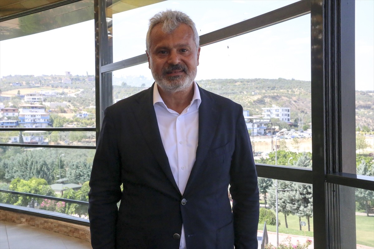 Kahramanmaraş merkezli 6 Şubat 2023'teki depremlerde hasar gören Hatay Stadyumu'nda onarım...