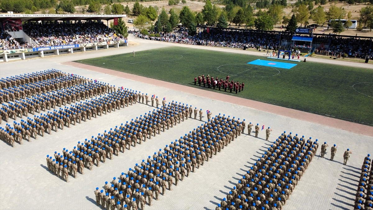 Karabük'te 37. dönem temel eğitimlerini tamamlayan 1619 uzman erbaş için tören düzenlendi.