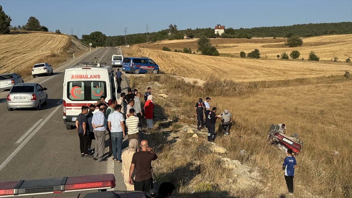 Karabük'ün Eflani ilçesinde otomobilin tarlaya devrilmesi sonucu yaralanan 2'si çocuk 5 kişi...