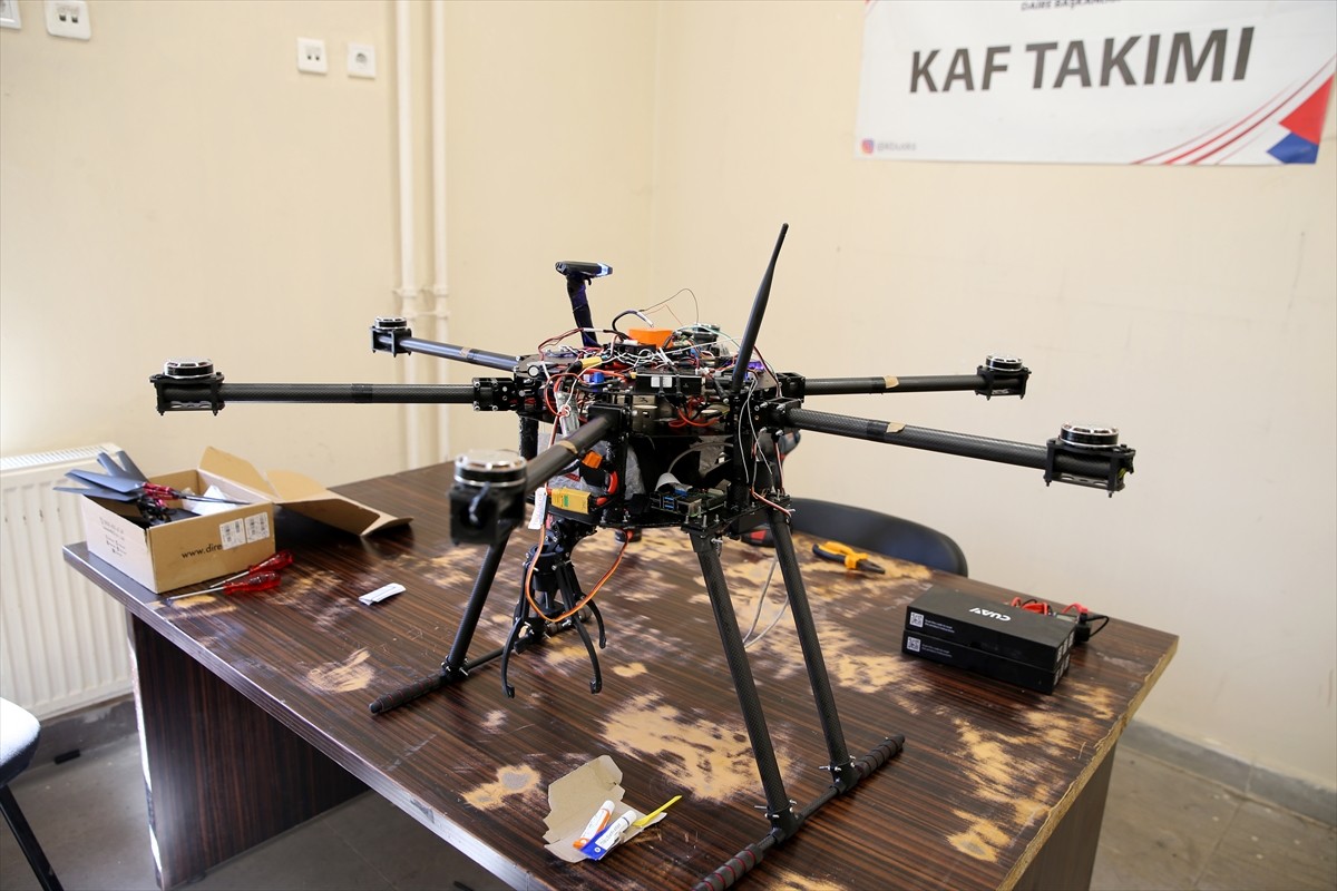 Karabük Üniversitesi (KBÜ) öğrencileri, geliştirdikleri otonom insansız hava aracı projesi ile...