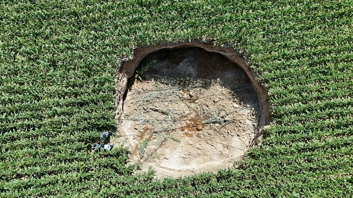 Karaman'ın merkeze bağlı Sudurağı beldesinde 15 metre çapında, derinliği 5 metreyi bulan obruk...