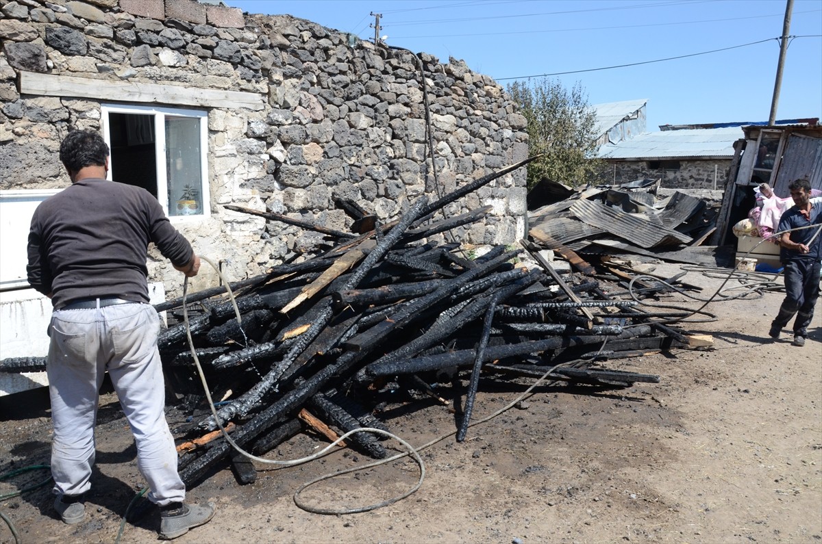 Kars'ın Sarıkamış ilçesinde çıkan yangında, 1 ev, 2 samanlık ve 1 ahır kullanılamaz hale...