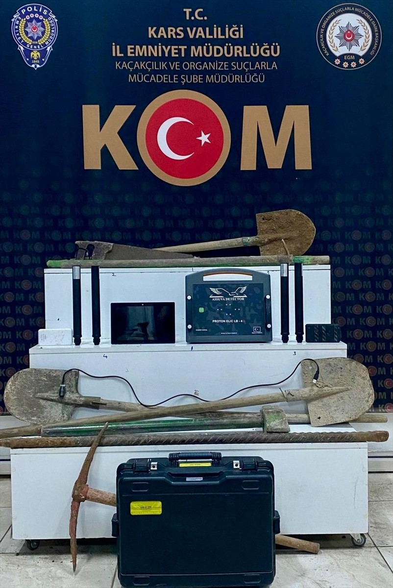 Kars'ta bir evde define için kaçak kazı yapan 5 şüpheli, kazdıkları tünelde suçüstü...