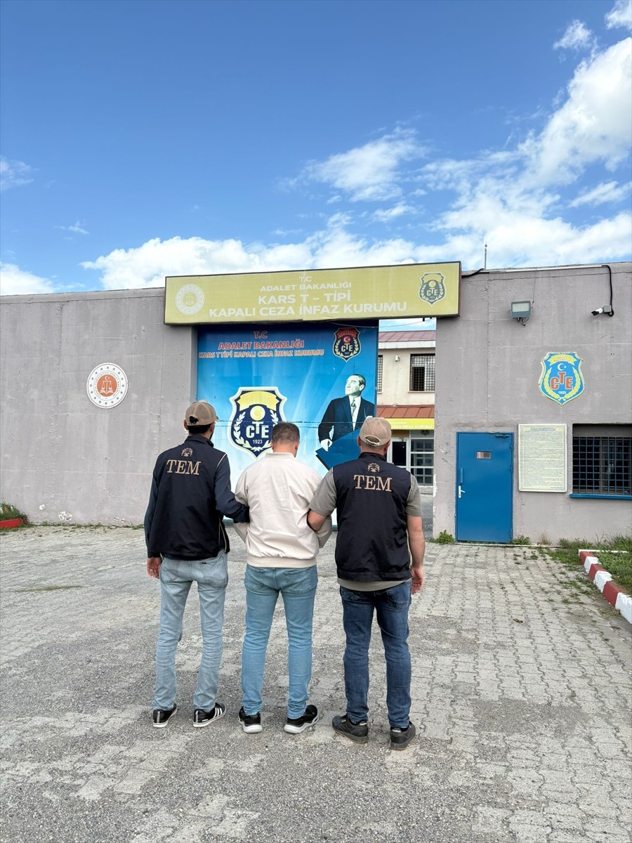 Kars'ta, hakkında 12 yıl 6 ay kesinleşmiş hapis cezası bulunan firari FETÖ hükümlüsü yakalandı....