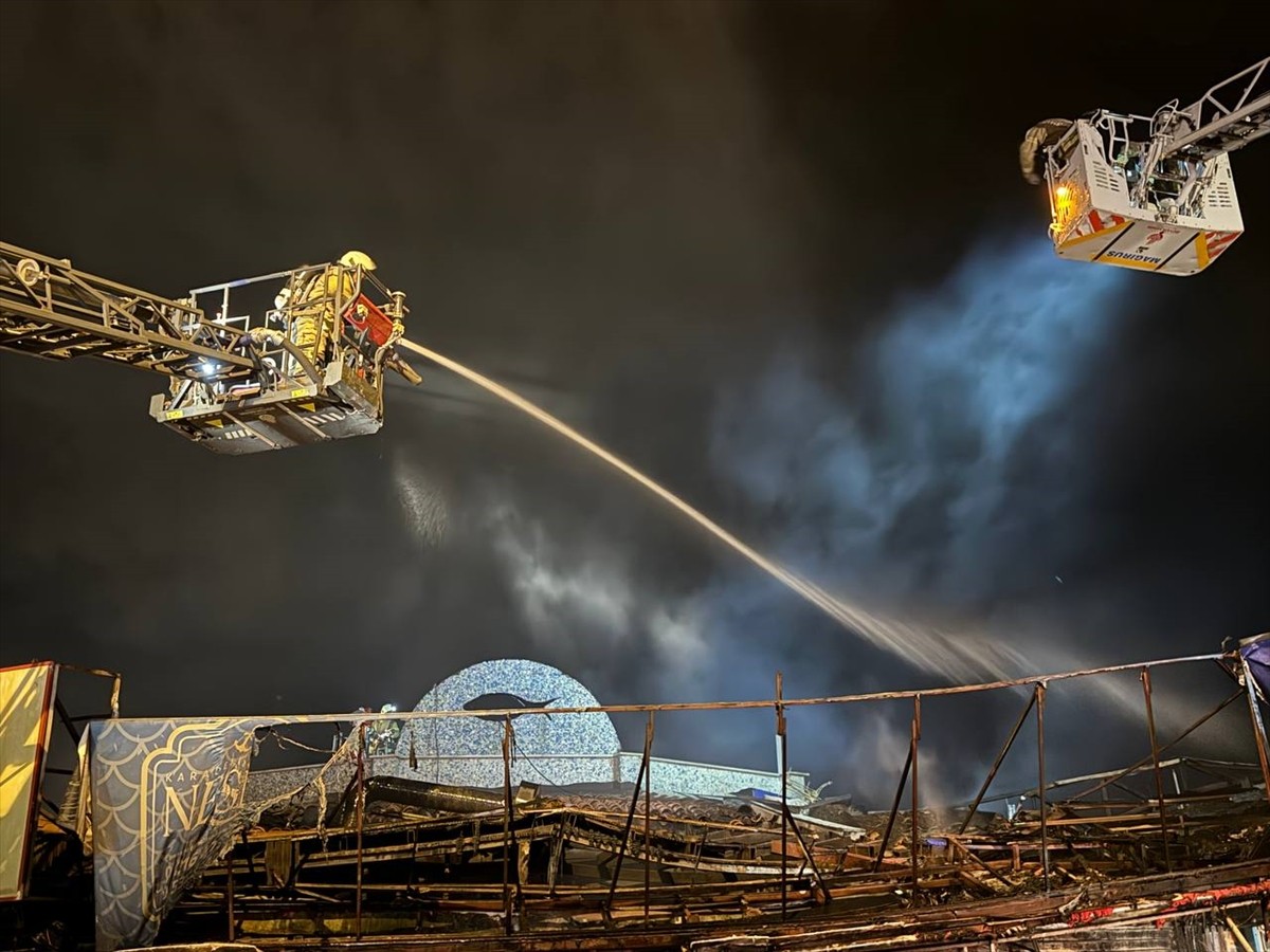  Kartal'da balıkçı barınağında çıkan ve 5 iş yerinin hasar gördüğü yangın itfaiye ekiplerince...