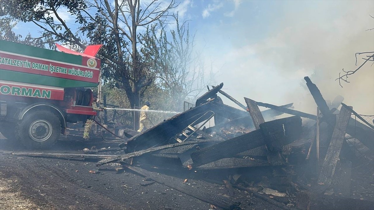 Kastamonu'nun Çatalzeytin ilçesinde çıkan yangında ev ve ahır kullanılamaz hale geldi. Yangın...