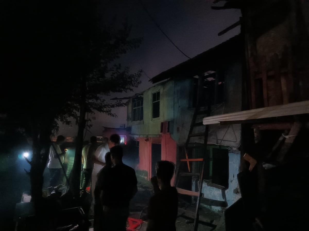 Kastamonu'nun Tosya ilçesinde çıkan yangında 3 ev kullanılamaz hale geldi.