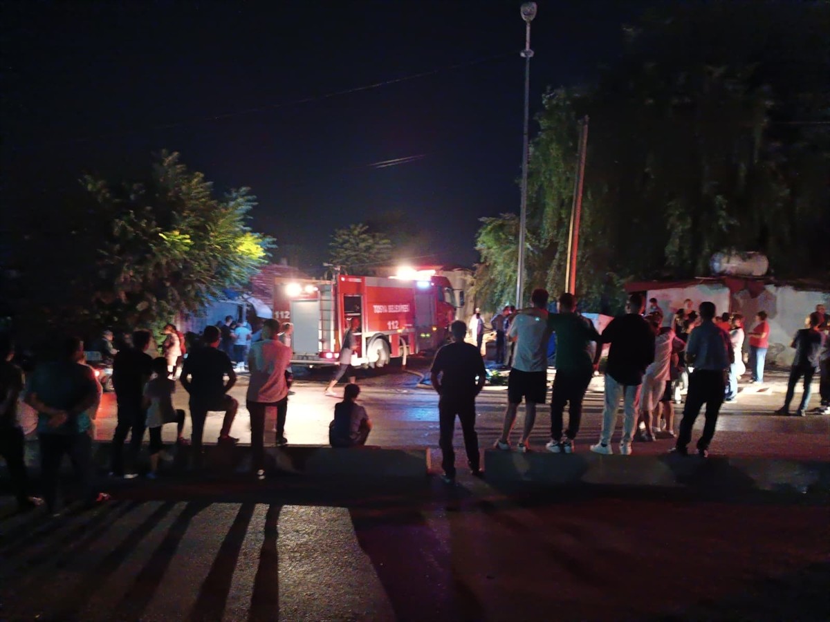 Kastamonu'nun Tosya ilçesinde çıkan yangında 3 ev kullanılamaz hale geldi.