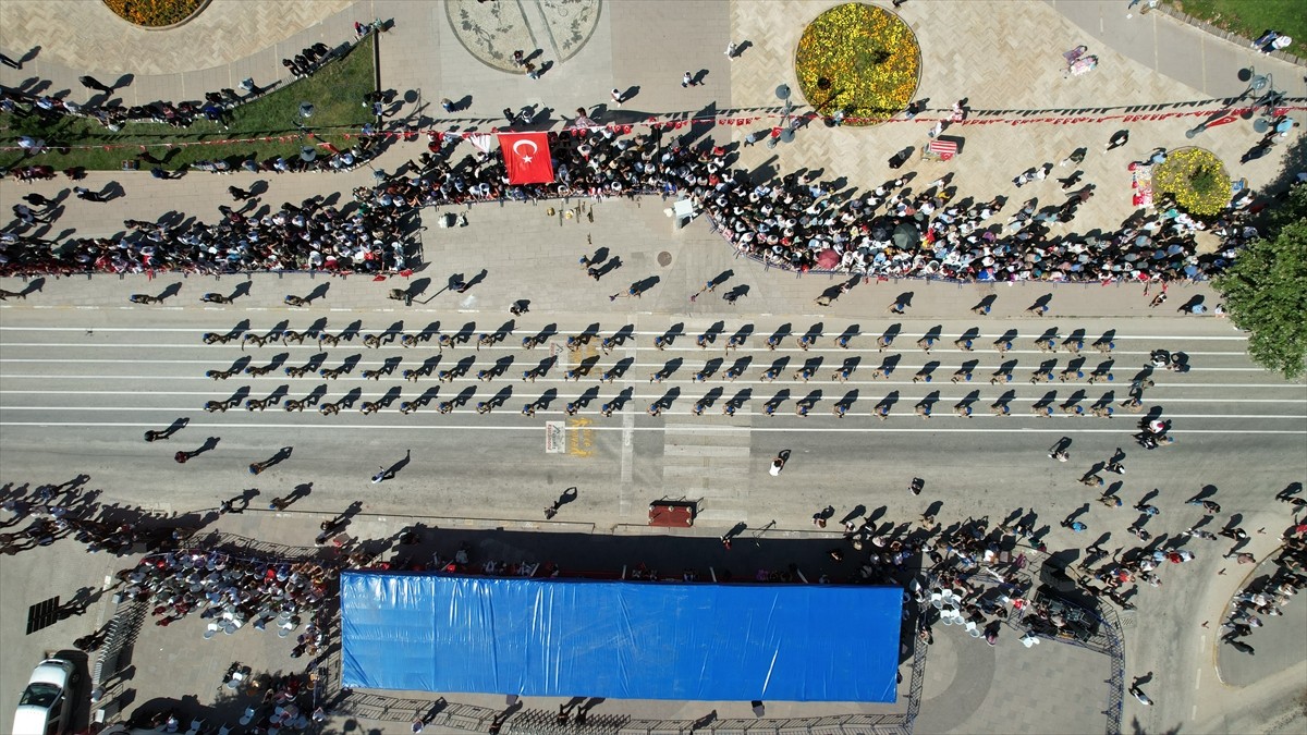 Kastamonu Cumhuriyet Meydanı'nda 30 Ağustos Zafer Bayramı dolayısıyla tören düzenlendi. Programda...